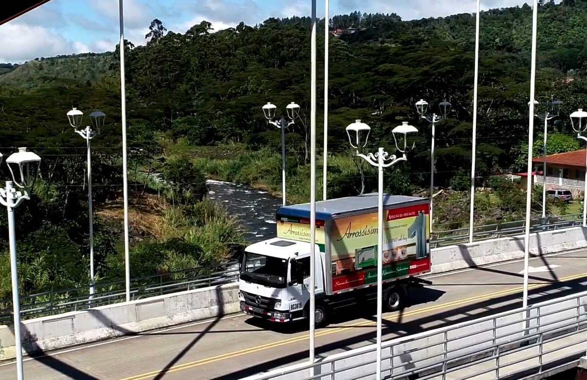 Camion de DIASA sobre puente en Panama