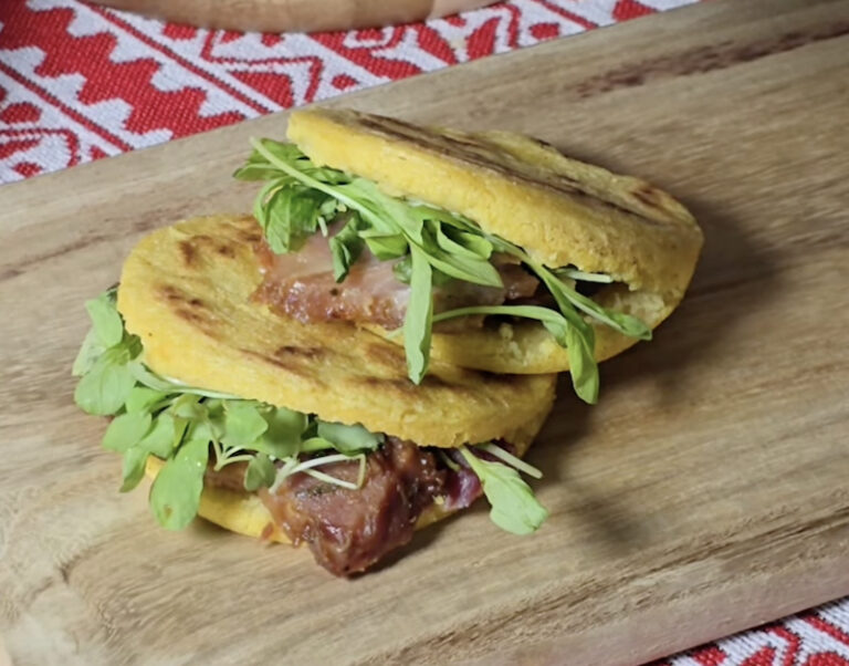 Arepas de harina de maíz rellenas con jamón y arúgula