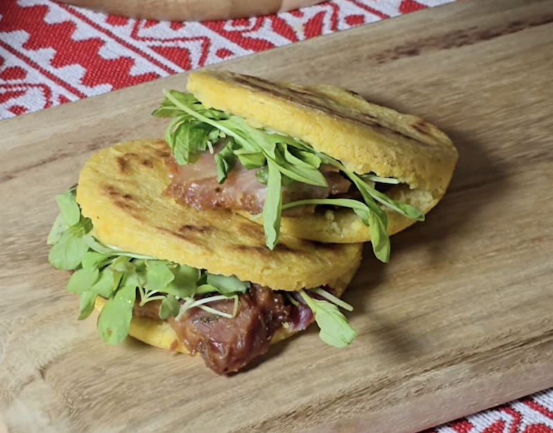 Arepas de harina de maíz rellenas con jamón y arúgula