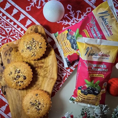 Mini tartas de pancake con fresas y frutos secos