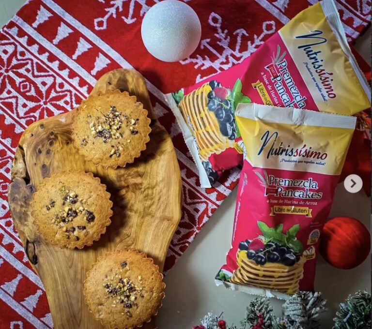 Mini tartas de pancake con fresas y frutos secos