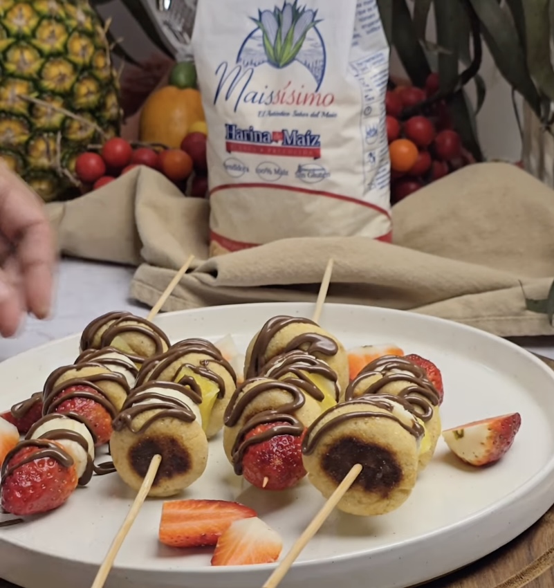 Pinchos de frutas con mini arepas dulces