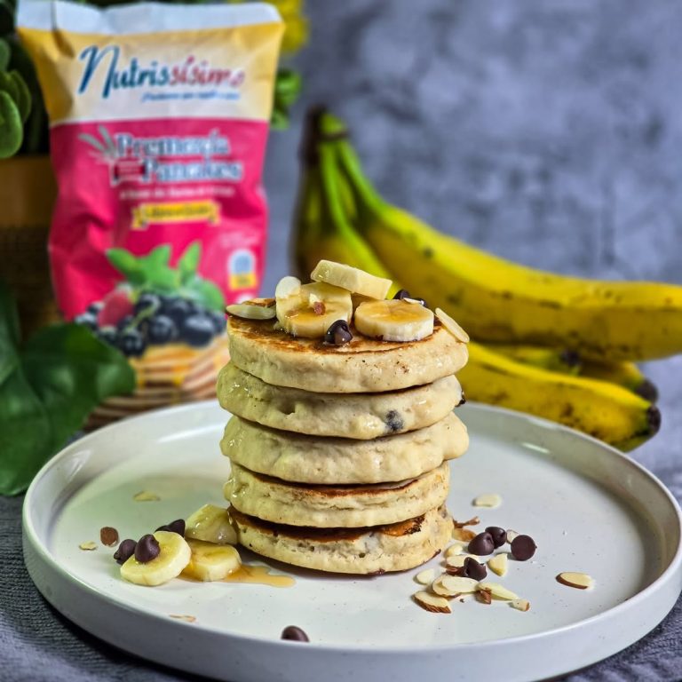 Pancakes Nutrissísimos de guineo y chispas de chocolate