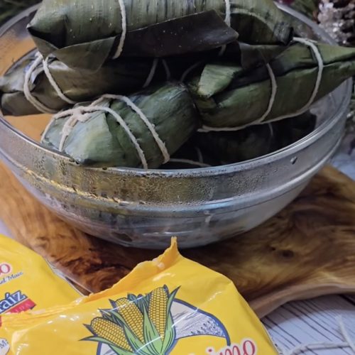 Tamal de cerdo envuelto con harina de maíz
